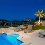 Luxury La With Private Pool And Garden