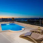 Luxury La With Private Pool And Garden