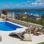Apartamento Luxury La With Private Pool And Garden