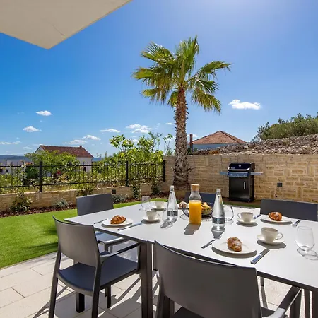 Luxury La With Private Pool And Garden