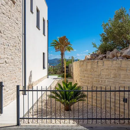 Luxury La With Private Pool And Garden Apartamento Murter