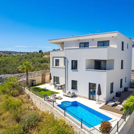 Luxury La With Private Pool And Garden شقة