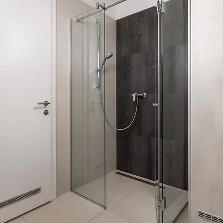 Luxury La With Private Pool And Garden شقة
