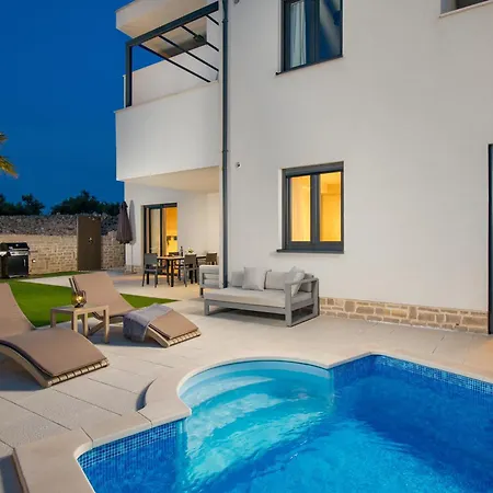 Luxury La With Private Pool And Garden شقة