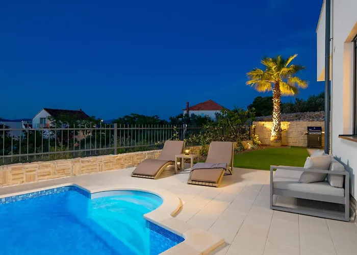 Luxury La With Private Pool And Garden