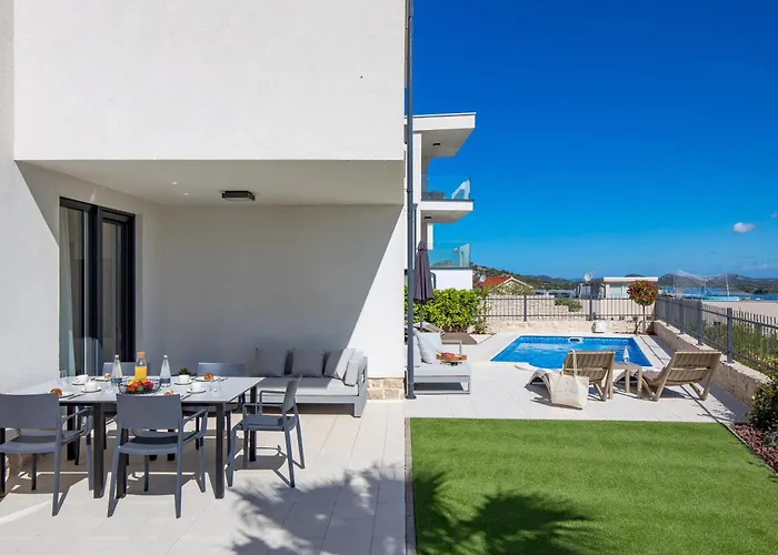 Apartamento Luxury La With Private Pool And Garden Murter