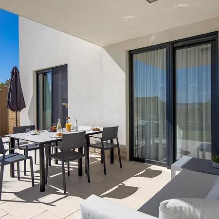 Appartement Luxury La With Private Pool And Garden Murter