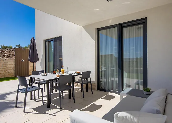 Appartamento Luxury La With Private Pool And Garden Murter