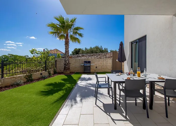 Luxury La With Private Pool And Garden Murter