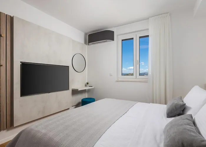 Luxury La With Private Pool And Garden Appartamento