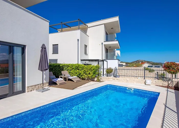 Appartamento Luxury La With Private Pool And Garden Murter